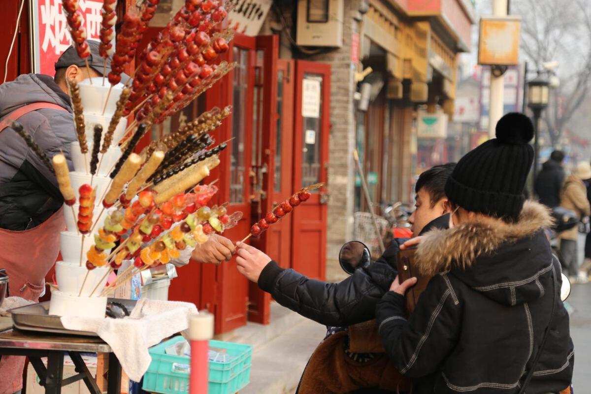 The East Hotel-Very Close To The Drum Tower,The Lama Temple,Houhai Bar Street,And The Forbidden City,There Are Many Old Beijing Traditional Hutongs Around The Hotel ,Experience The Culture Of Old Beijing Hutongs,Near Exit A Of Shichahai On Metro Line Экстерьер фото