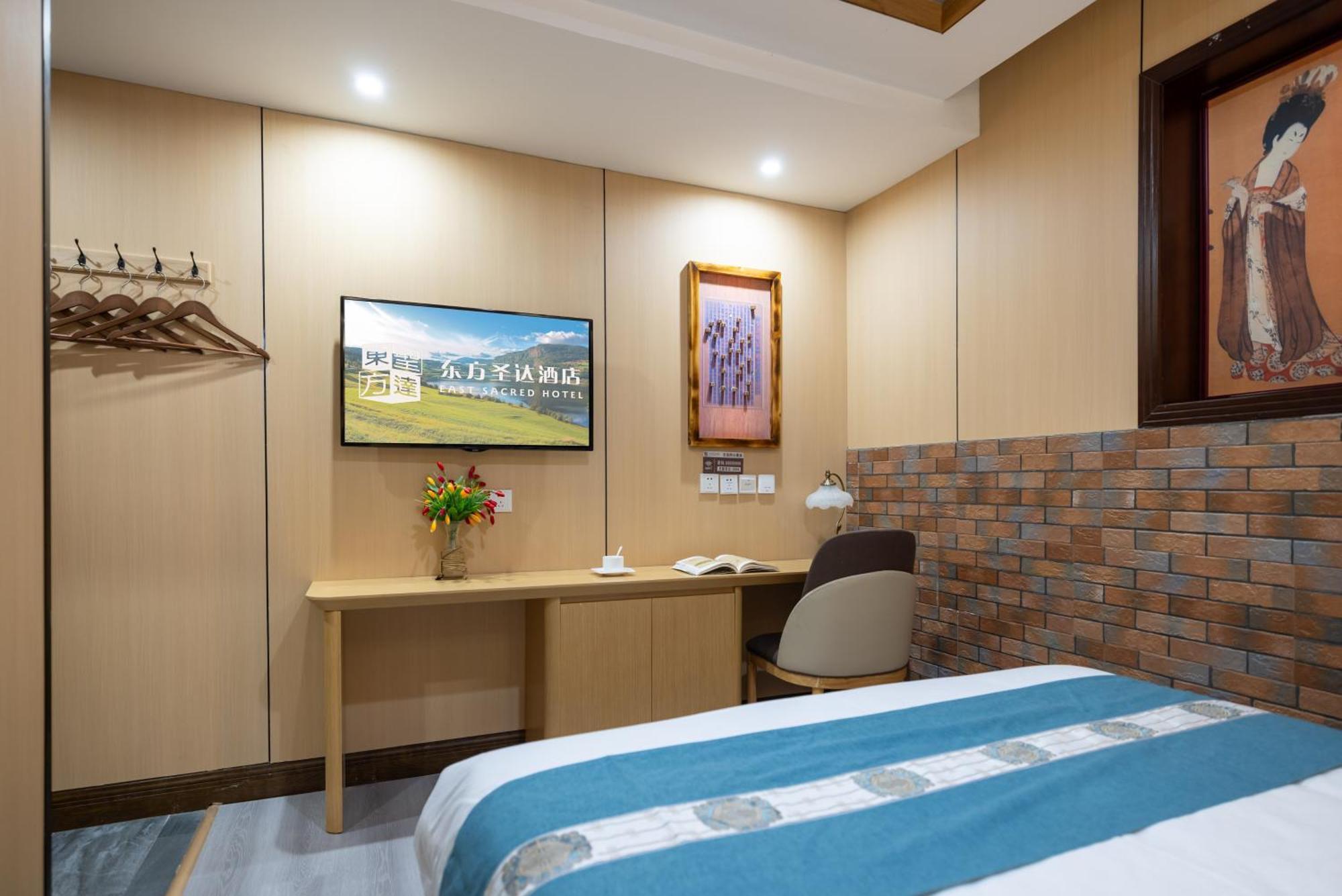 The East Hotel-Very Close To The Drum Tower,The Lama Temple,Houhai Bar Street,And The Forbidden City,There Are Many Old Beijing Traditional Hutongs Around The Hotel ,Experience The Culture Of Old Beijing Hutongs,Near Exit A Of Shichahai On Metro Line Экстерьер фото
