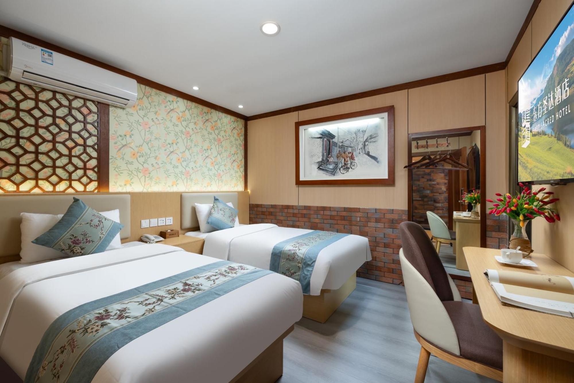The East Hotel-Very Close To The Drum Tower,The Lama Temple,Houhai Bar Street,And The Forbidden City,There Are Many Old Beijing Traditional Hutongs Around The Hotel ,Experience The Culture Of Old Beijing Hutongs,Near Exit A Of Shichahai On Metro Line Экстерьер фото