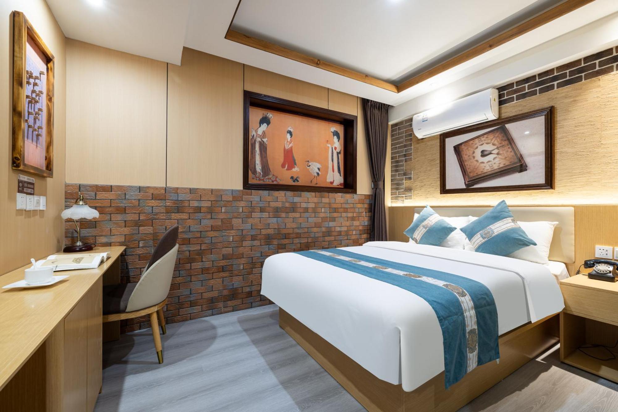 The East Hotel-Very Close To The Drum Tower,The Lama Temple,Houhai Bar Street,And The Forbidden City,There Are Many Old Beijing Traditional Hutongs Around The Hotel ,Experience The Culture Of Old Beijing Hutongs,Near Exit A Of Shichahai On Metro Line Экстерьер фото