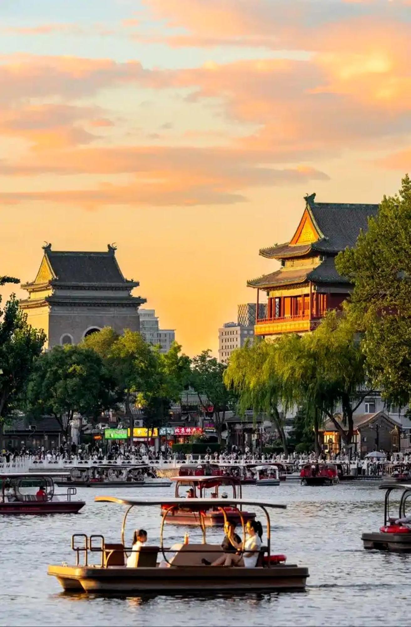 The East Hotel-Very Close To The Drum Tower,The Lama Temple,Houhai Bar Street,And The Forbidden City,There Are Many Old Beijing Traditional Hutongs Around The Hotel ,Experience The Culture Of Old Beijing Hutongs,Near Exit A Of Shichahai On Metro Line Экстерьер фото